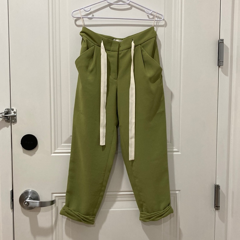NWOT Aritzia green cropped crepe pant